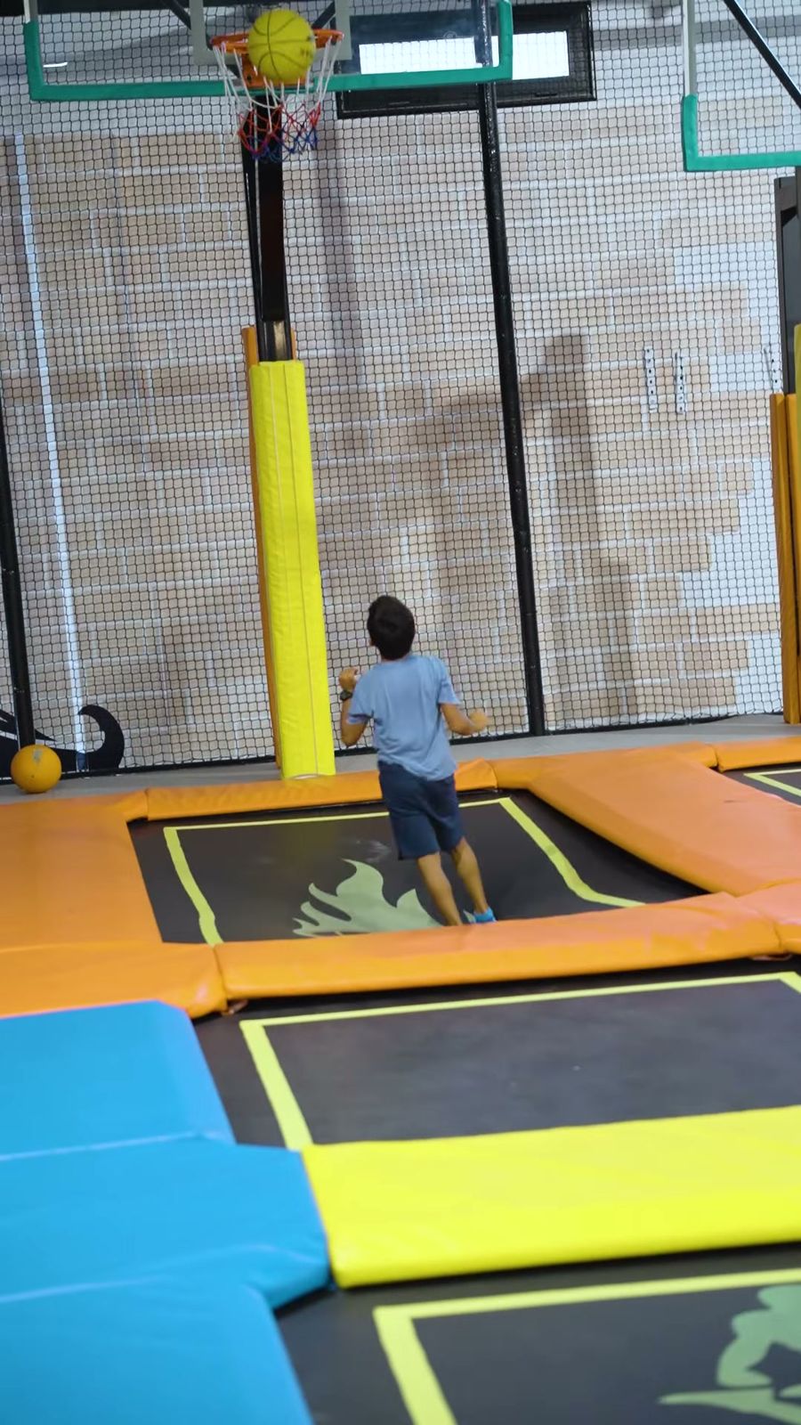 Panier de basket au-dessus des trampolines
